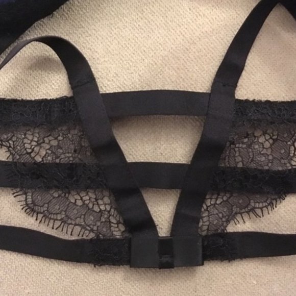 VS Strappy Lacey push-up bra 32C - Picture 5 of 5